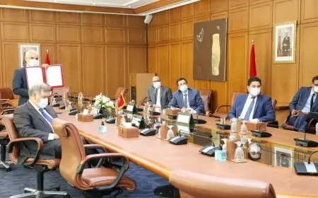 وزير الصحة يوقع على مذكرة لاقتناء لقاحات كورونا