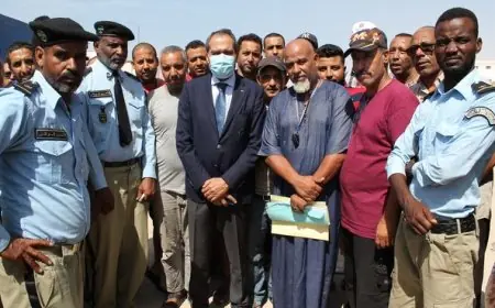 السفير المغربي بموريتانيا يزور السائقين المغاربة العالقين بمعبر الكركرات ويطمئن على حالتهم