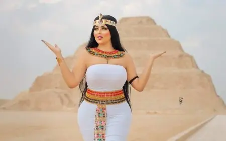 صور لعارضة ازياء بالأهرامات تثير الجدل في مصر