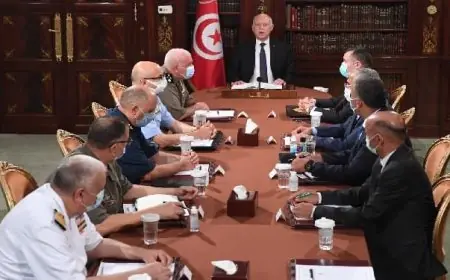 الرئيس التونسي يقيل الحكومة ويجمد البرلمان ويعلن توليه السلطة التنفيذية