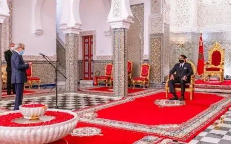 الملك محمد السادس يستقبل والي بنك المغرب