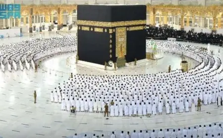 السعودية.. اقامة الصلاة في الحرم المكي بدون تباعد اجتماعي لأول مرة منذ انتشار ظهور فيروس كورونا