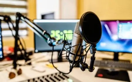 "الهاكا" توقف بث برنامج اذاعي على "لوكس راديو" بسبب  جواز التلقيح