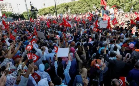 آلاف التونسيون يخرجون للاحتجاج ضد "انقلاب" قيس سعيد على السلطة