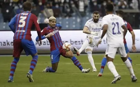 ريال مدريد يهزم برشلونة ويبلغ نهائي كأس السوبر الاسباني