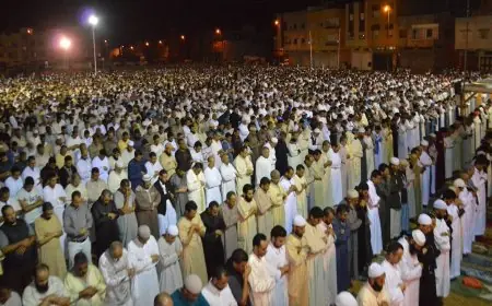 المغاربة يؤدون صلاة التراويح بالمساجد بعد سنتين من الغياب