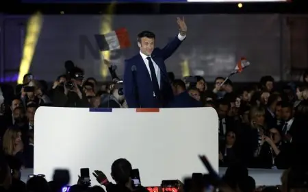 الدموع تغالب ماكرون خلال القائه "خطاب النصر"