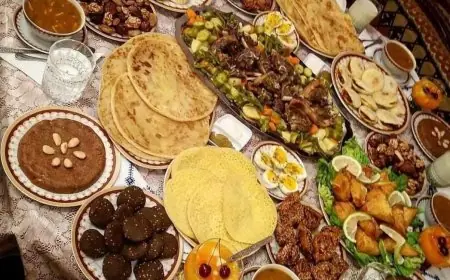 نشر وجبات الإفطار على مواقع التواصل الاجتماعي .. استفزاز وعدم احترام مشاعر المواطنين