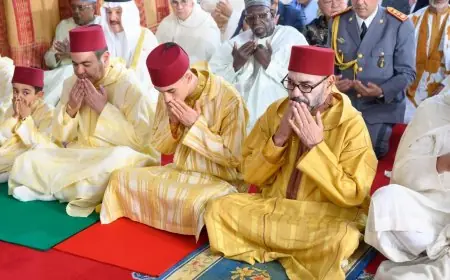 أمير المؤمنين يؤدي صلاة عيد الفطر بالمسجد المحمدي بالدار البيضاء ويتقبل التهاني بهذه المناسبة السعيدة