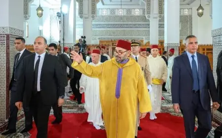 الملك يؤدي صلاة الجمعة بمسجد الهادي في سلا