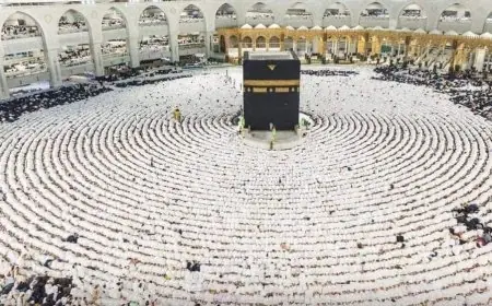 في جو من الخشوع .. جموع غفيرة من المعتمرين تؤدي صلاة الترويح بالحرم المكي (فيديو)
