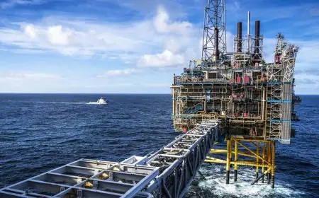 المغرب يطرح مناقصة لبناء محطة عائمة للغاز المسال