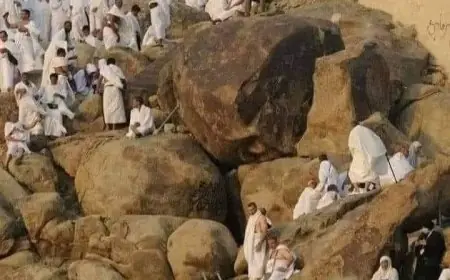 ضيوف الرحمن يقفون بصعيد عرفات يوم غد السبت