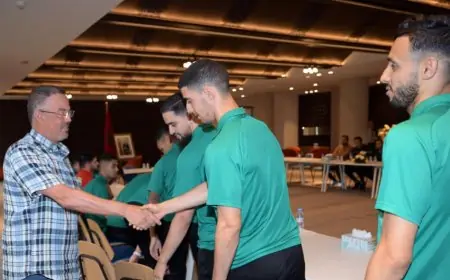 فوزي لقجع يستقبل وفد المنتخب الوطني لكرة القدم داخل القاعة
