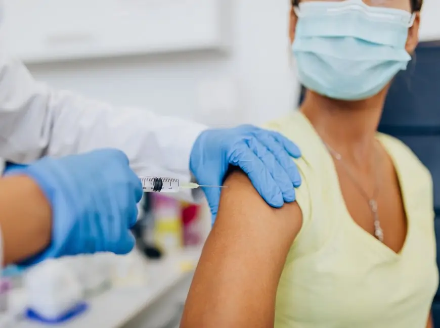 باحث يؤكد أن الوضعية الوبائية “مقلقة جدا” ويشدد على أن التلقيح هو الحل
