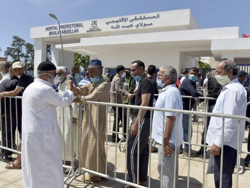 وزارة الصحة تدعو المغاربة إلى تفادي الاكتضاض في مراكز التلقيح ضد كورونا