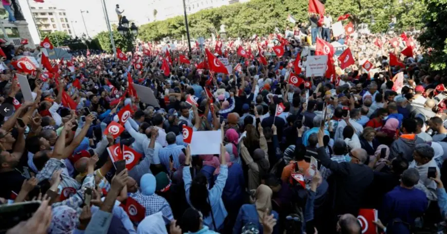 آلاف التونسيون يخرجون للاحتجاج ضد "انقلاب" قيس سعيد على السلطة