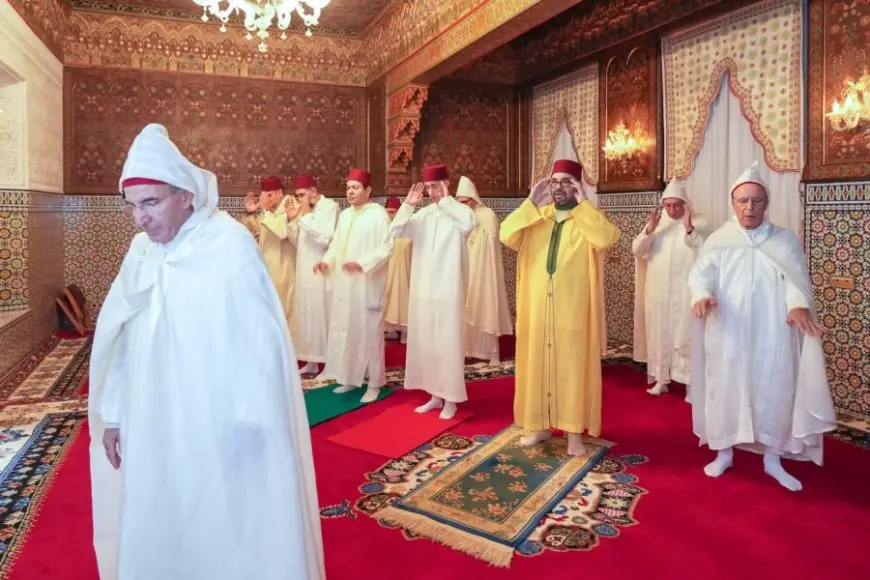 الملك يؤدي صلاة عيد الفطر