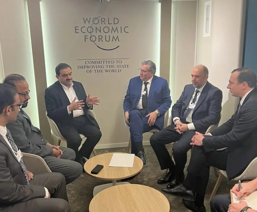 اخنوش يلتقي بالمستثمر الهندي "اداني" على هامش مؤتمر "دافوس"