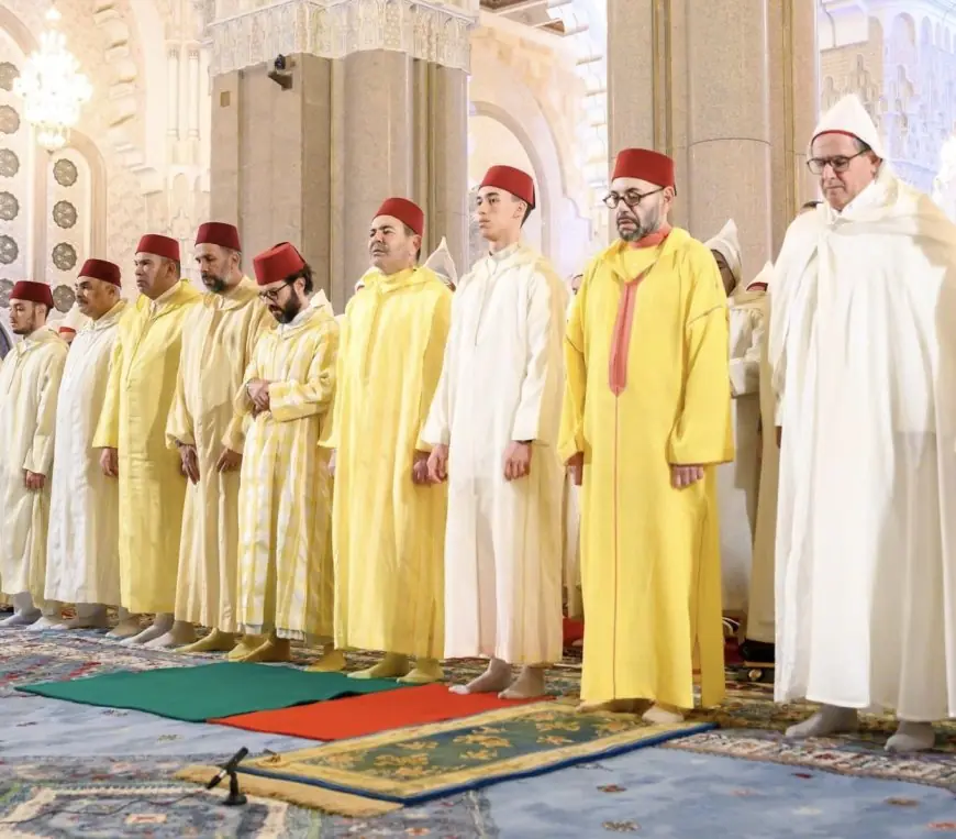 أمير المؤمنين يؤدي صلاة عيد الفطر بالمسجد المحمدي بمدينة الدار البيضاء