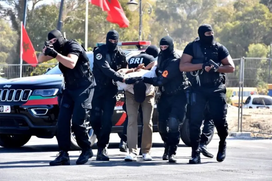 امن مراكش يداهم مقهى لتقديم النرجيلة ويعتقل مسيرتها