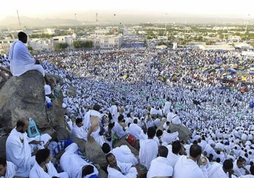 توافد حجاج بيت الله الحرام إلى صعيد عرفات لأداء الركن الأعظم