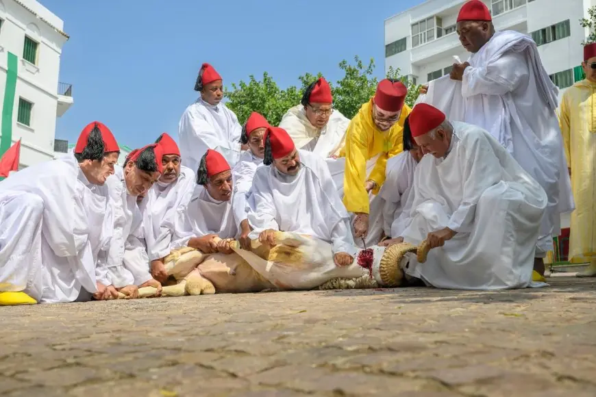 الملك يؤدي صلاة العيد  بمسجد الحسن الثاني في تطوان