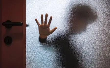 من بينها الاتجار بالبشر .. اتهامات خطيرة تلاحق أحد مشاهير مواقع التواصل الإجتماعي بالمغرب