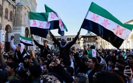 السوريون يحتفلون بسقوط نظام الأسد في "جمعة النصر"