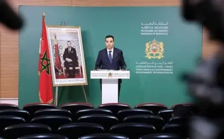 صورة للناطق الرسمي باسم الحكومة أمام كراسي فارغة تثير الجدل