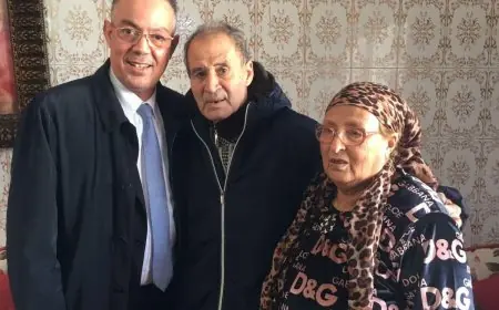 لقجع‬⁩ يزور اللاعب الدولي السابق ⁧‫أحمد فرس‬⁩ في بيته ويطمئن على صحته ‏