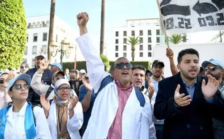أطباء القطاع العام يواصلون احتجاجاتهم بتنظيم إضراب وطني ووقفات احتجاجية