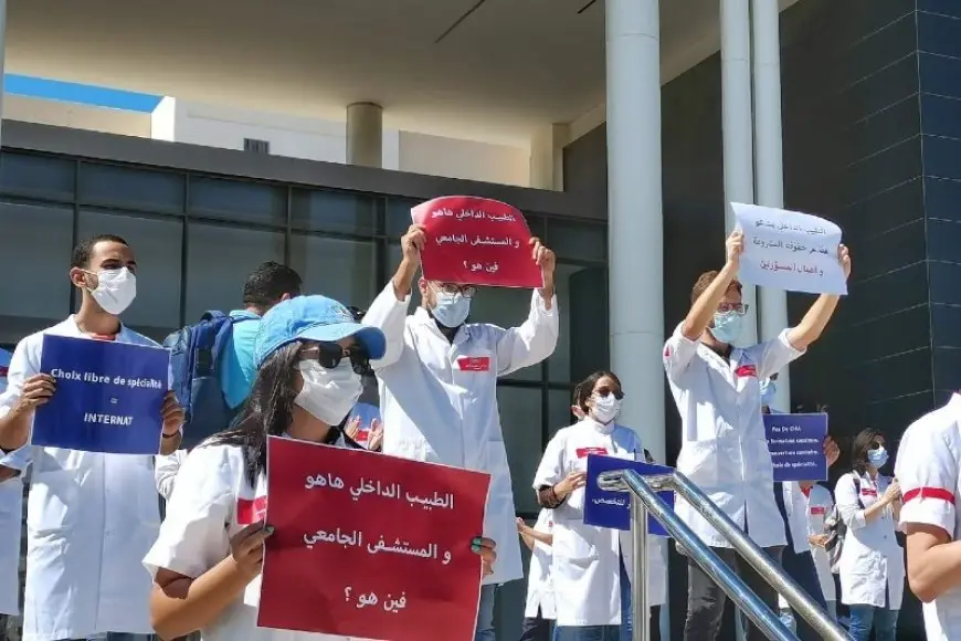 الأطباء الداخليون والمقيمون يعلنون عن تعليق الإضراب مؤقتا وإلغاء الوقفة الوطنية