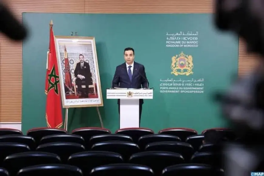 صورة للناطق الرسمي باسم الحكومة أمام كراسي فارغة تثير الجدل