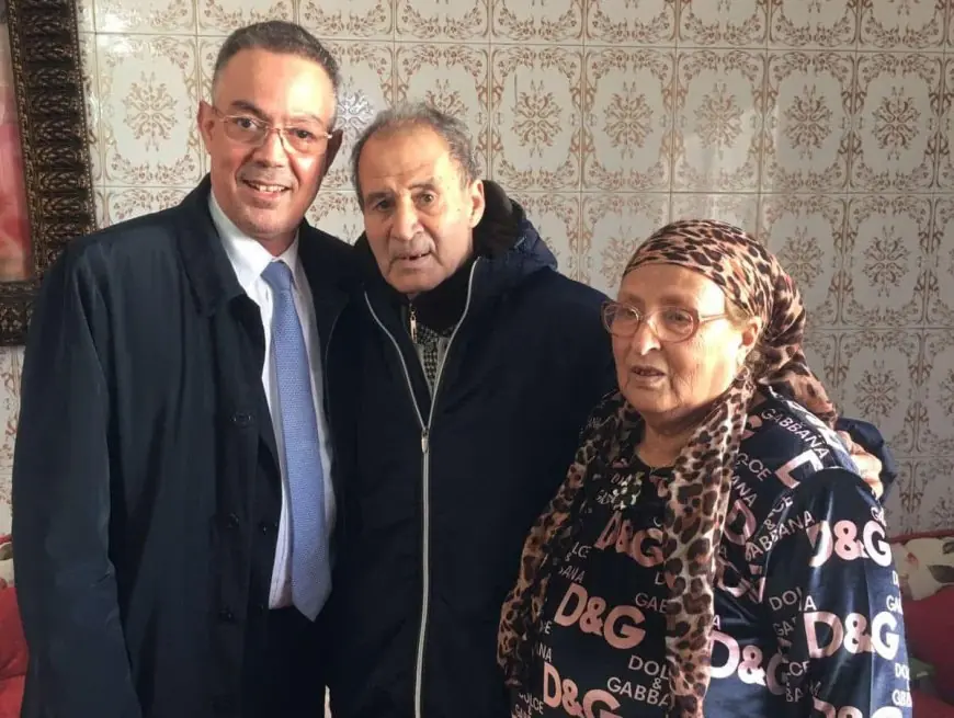 لقجع‬⁩ يزور اللاعب الدولي السابق ⁧‫أحمد فرس‬⁩ في بيته ويطمئن على صحته ‏