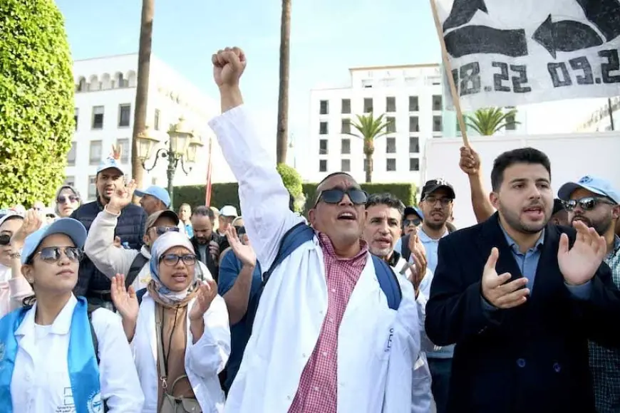 أطباء القطاع العام يواصلون احتجاجاتهم بتنظيم إضراب وطني ووقفات احتجاجية