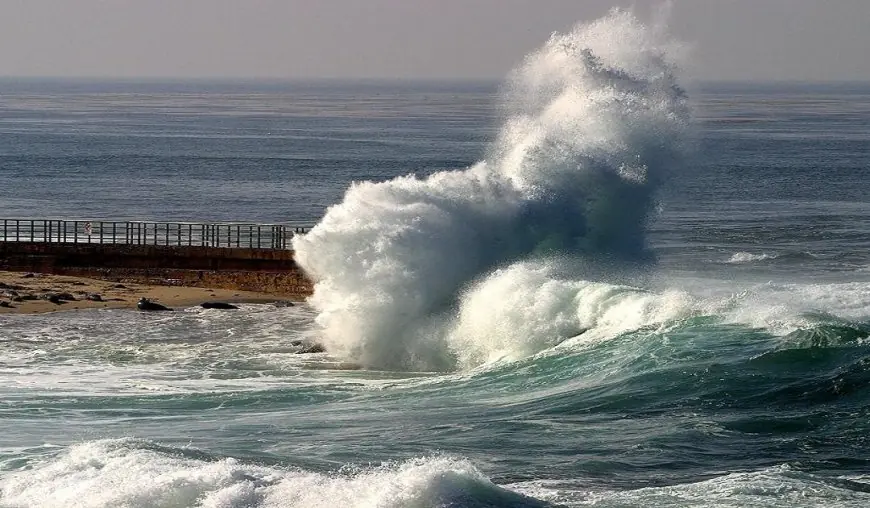 وزارة التجهيز والماء تحذر من أمواج عاتية على السواحل الأطلسية بالمغرب