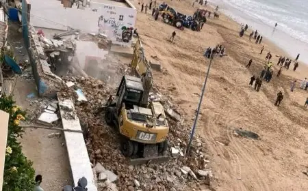 السلطات تباشر هدم مقاهي وبنايات عشوائية بكورنيش تغازوت