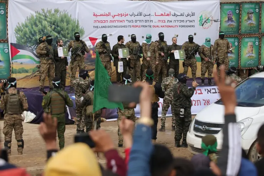 حركة حماس تسلم خمسة رهائن إسرائيليين ضمن الدفعة السابعة من صفقة تبادل الأسرى