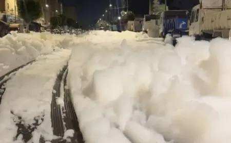 رغوة مجهولة المصدر تخرج من مجاري مياه الصرف الصحي بالدار البيضاء