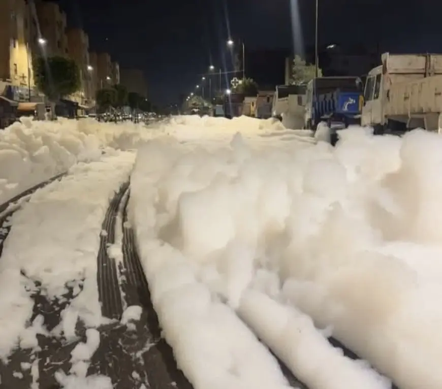 رغوة مجهولة المصدر تخرج من مجاري مياه الصرف الصحي بالدار البيضاء