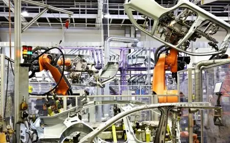 تباطؤ الإنتاج الصناعي وارتفاع المبيعات في فبراير 2025