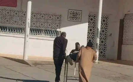 نقل المرضى على الأكتاف في سيدي قاسم يثير الاستياء ويسائل وزارة الصحة