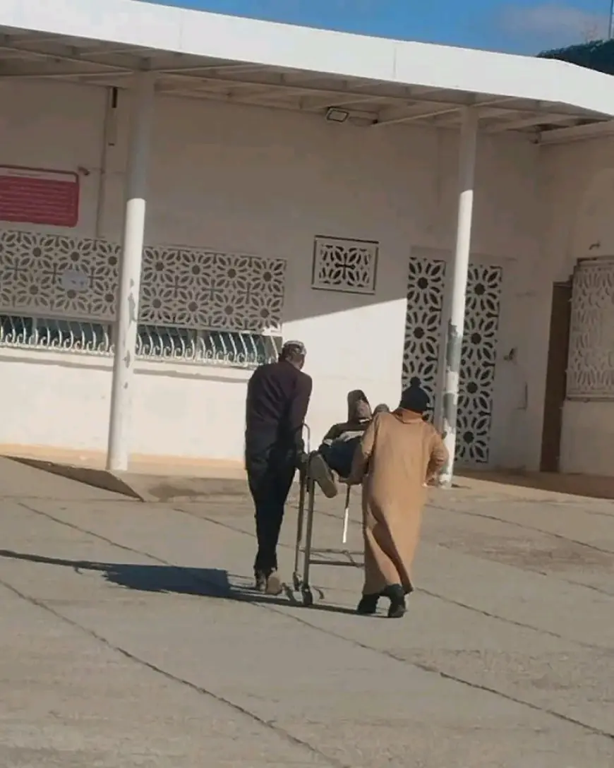 نقل المرضى على الأكتاف في سيدي قاسم يثير الاستياء ويسائل وزارة الصحة