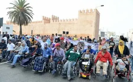 ذوي الإعاقة يحتجون أمام البرلمان للمطالبة بتفعيل حقوقهم الكاملة