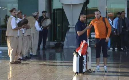 استقبال شعبي كبير لنهضة بركان بمطار وجدة بعد التتويج القاري
