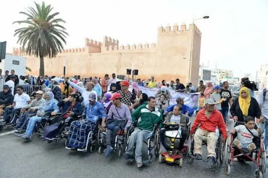 ذوي الإعاقة يحتجون أمام البرلمان للمطالبة بتفعيل حقوقهم الكاملة