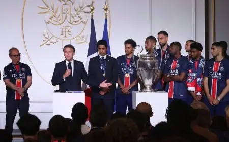 الرئيس الفرنسي إيمانويل ماكرون يستقبل الـ PSG في قصر الاليزيه بعد التتويج الأوروبي