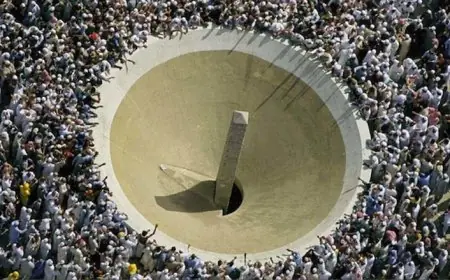 الحجاج يبدأون رمي الجمرات في أول عيد الأضحى