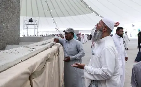 الحجاج يرمون الجمرات الثلاث في ثاني أيام التشريق